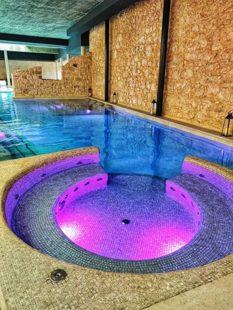 PISCINA CON LEDS COLORES